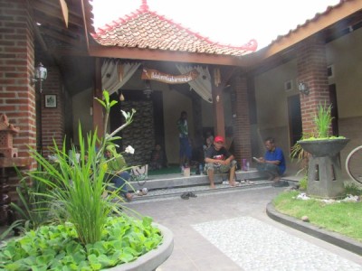 Guest House Modern Ethnik Sendangsari Family Homestay